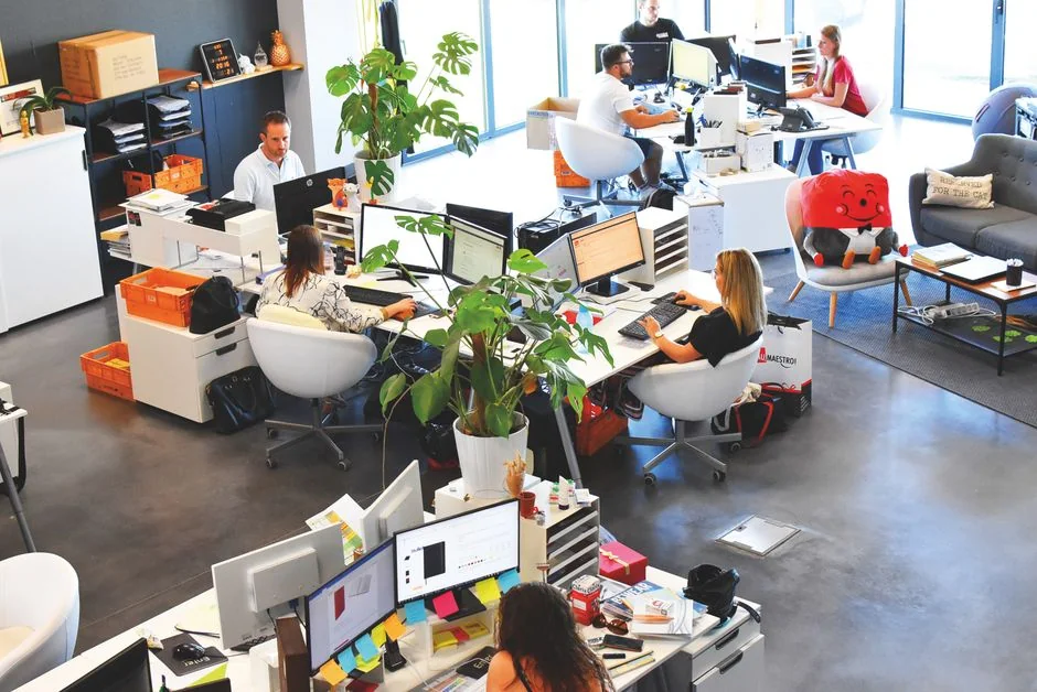 Vue rapprochée d’un ordinateur portable affichant l’interface de connexion de Pexels avec un arrière-plan flou, créant une ambiance technologique et feutrée.